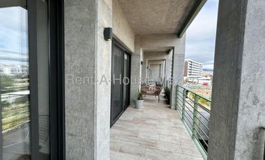 Departamento amueblado con 3 recámaras y amenidade. Altos de Juriquilla - RENTA