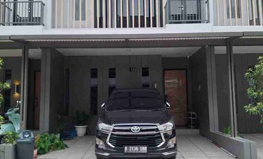 dijual rumah kondisi masih baru 2 lantai 4 kamar tidur lake view di grand wisata