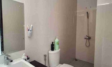 dijual rumah kondisi masih baru 2 lantai 4 kamar tidur lake view di grand wisata