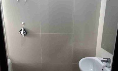 dijual rumah kondisi masih baru 2 lantai 4 kamar tidur lake view di grand wisata