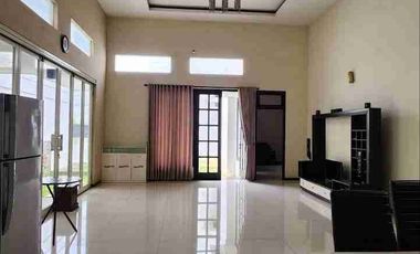 Disewakan Rumah Modern Mewah Semi Furnish di Araya Golf Malang