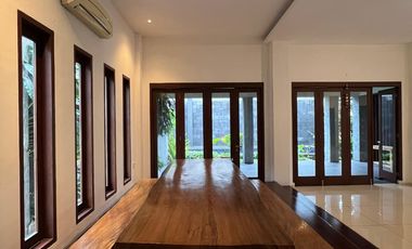 Disewakan Rumah Mewah Pondok Indah Kolam Renang