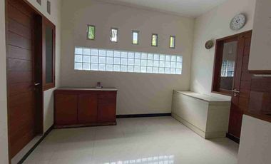 DISEWAKAN RUMAH LANTAI 2 DEKAT SEKOLAH TAMAN RAMA JL