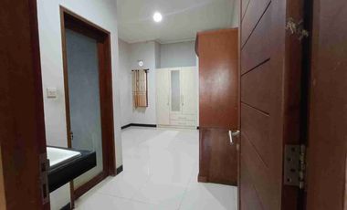 DISEWAKAN RUMAH LANTAI 2 DEKAT SEKOLAH TAMAN RAMA JL