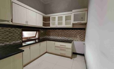 DISEWAKAN RUMAH LANTAI 2 DEKAT SEKOLAH TAMAN RAMA JL