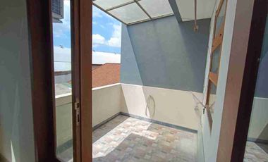 DISEWAKAN RUMAH LANTAI 2 DEKAT SEKOLAH TAMAN RAMA JL