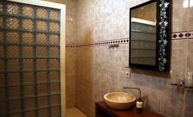 Dijual VILLA dengan 3 kolam renang tiap kolam renang ada gasebo & taman lokasi sewon yogyakarta view pengunungan & persawahan