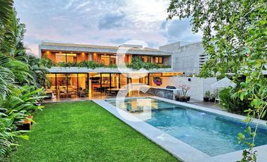 Casa en Venta en Cancún en Residencial Lagos Del Sol con Jacuzzi y Alberca