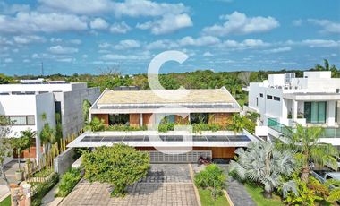 Casa en Venta en Cancún en Residencial Lagos Del Sol con Jacuzzi y Alberca