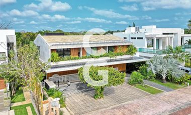 Casa en Venta en Cancún en Residencial Lagos Del Sol con Jacuzzi y Alberca