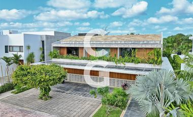 Casa en Venta en Cancún en Residencial Lagos Del Sol con Jacuzzi y Alberca