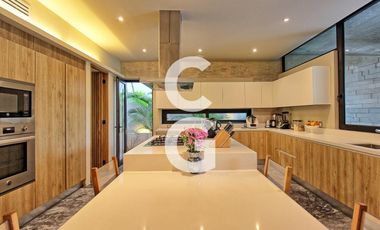 Casa en Venta en Cancún en Residencial Lagos Del Sol con Jacuzzi y Alberca