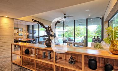 Casa en Venta en Cancún en Residencial Lagos Del Sol con Jacuzzi y Alberca