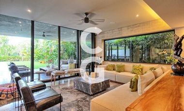 Casa en Venta en Cancún en Residencial Lagos Del Sol con Jacuzzi y Alberca