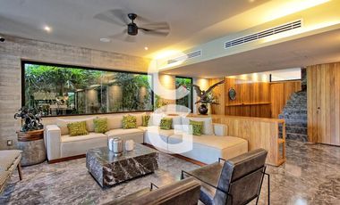 Casa en Venta en Cancún en Residencial Lagos Del Sol con Jacuzzi y Alberca