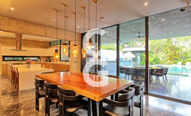 Casa en Venta en Cancún en Residencial Lagos Del Sol con Jacuzzi y Alberca