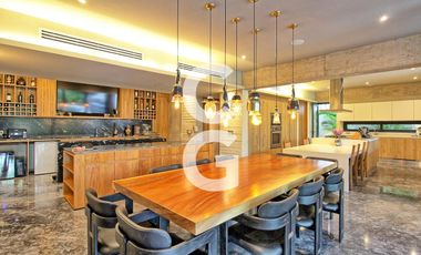 Casa en Venta en Cancún en Residencial Lagos Del Sol con Jacuzzi y Alberca