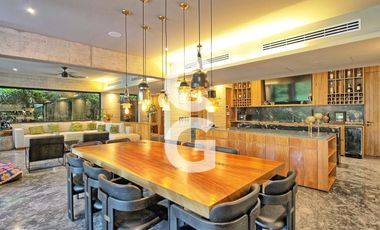 Casa en Venta en Cancún en Residencial Lagos Del Sol con Jacuzzi y Alberca