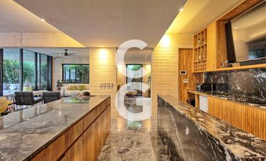 Casa en Venta en Cancún en Residencial Lagos Del Sol con Jacuzzi y Alberca