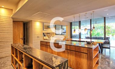 Casa en Venta en Cancún en Residencial Lagos Del Sol con Jacuzzi y Alberca