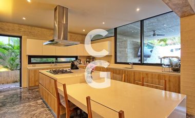 Casa en Venta en Cancún en Residencial Lagos Del Sol con Jacuzzi y Alberca