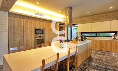 Casa en Venta en Cancún en Residencial Lagos Del Sol con Jacuzzi y Alberca