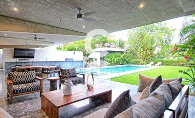 Casa en Venta en Cancún en Residencial Lagos Del Sol con Jacuzzi y Alberca