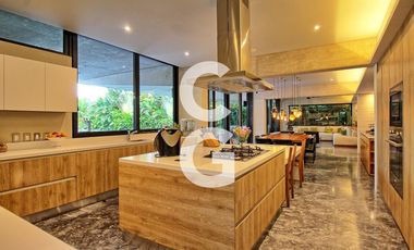 Casa en Venta en Cancún en Residencial Lagos Del Sol con Jacuzzi y Alberca