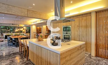 Casa en Venta en Cancún en Residencial Lagos Del Sol con Jacuzzi y Alberca