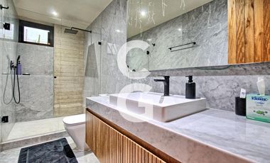 Casa en Venta en Cancún en Residencial Lagos Del Sol con Jacuzzi y Alberca
