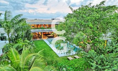 Casa en Venta en Cancún en Residencial Lagos Del Sol con Jacuzzi y Alberca