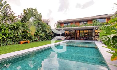 Casa en Venta en Cancún en Residencial Lagos Del Sol con Jacuzzi y Alberca