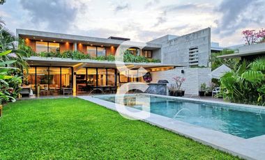 Casa en Venta en Cancún en Residencial Lagos Del Sol con Jacuzzi y Alberca