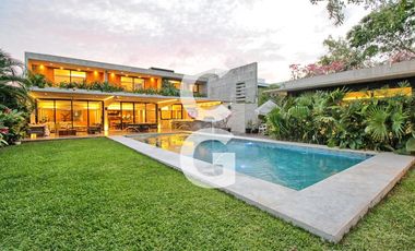 Casa en Venta en Cancún en Residencial Lagos Del Sol con Jacuzzi y Alberca