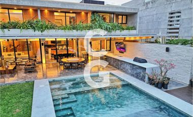 Casa en Venta en Cancún en Residencial Lagos Del Sol con Jacuzzi y Alberca