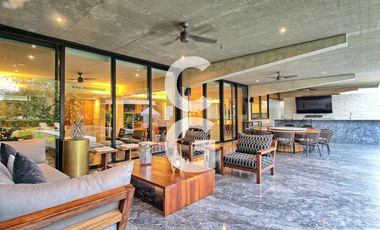 Casa en Venta en Cancún en Residencial Lagos Del Sol con Jacuzzi y Alberca