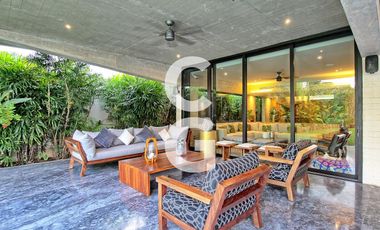 Casa en Venta en Cancún en Residencial Lagos Del Sol con Jacuzzi y Alberca