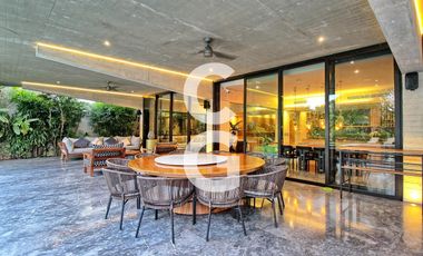 Casa en Venta en Cancún en Residencial Lagos Del Sol con Jacuzzi y Alberca