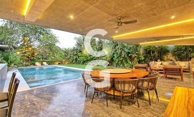 Casa en Venta en Cancún en Residencial Lagos Del Sol con Jacuzzi y Alberca