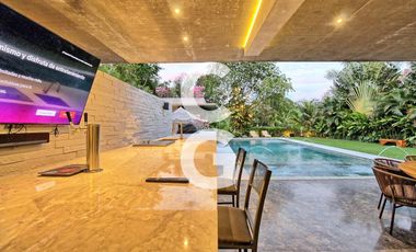 Casa en Venta en Cancún en Residencial Lagos Del Sol con Jacuzzi y Alberca