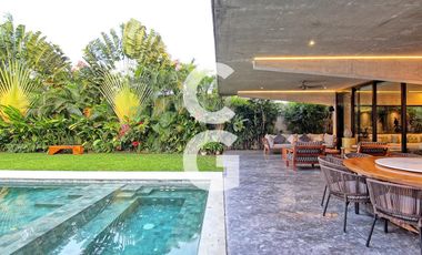Casa en Venta en Cancún en Residencial Lagos Del Sol con Jacuzzi y Alberca