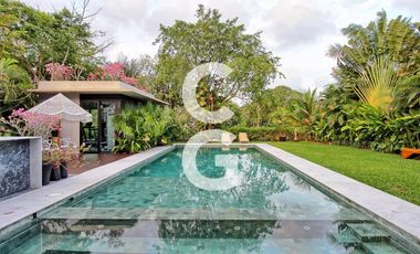 Casa en Venta en Cancún en Residencial Lagos Del Sol con Jacuzzi y Alberca