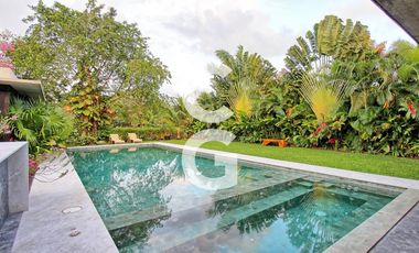 Casa en Venta en Cancún en Residencial Lagos Del Sol con Jacuzzi y Alberca