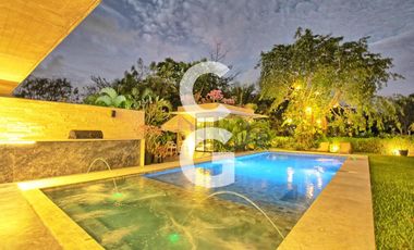 Casa en Venta en Cancún en Residencial Lagos Del Sol con Jacuzzi y Alberca