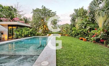 Casa en Venta en Cancún en Residencial Lagos Del Sol con Jacuzzi y Alberca