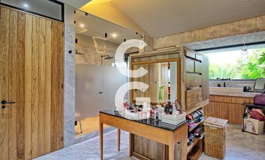 Casa en Venta en Cancún en Residencial Lagos Del Sol con Jacuzzi y Alberca