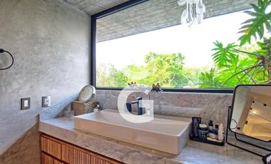 Casa en Venta en Cancún en Residencial Lagos Del Sol con Jacuzzi y Alberca