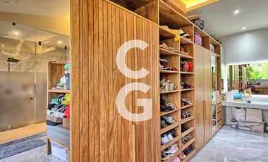 Casa en Venta en Cancún en Residencial Lagos Del Sol con Jacuzzi y Alberca