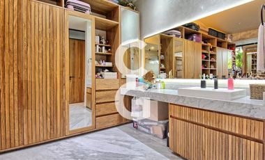 Casa en Venta en Cancún en Residencial Lagos Del Sol con Jacuzzi y Alberca