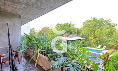 Casa en Venta en Cancún en Residencial Lagos Del Sol con Jacuzzi y Alberca